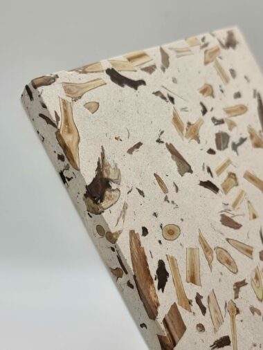 Échantillon de Terrazzo Vigne avec inclusions de sarments de vigne.