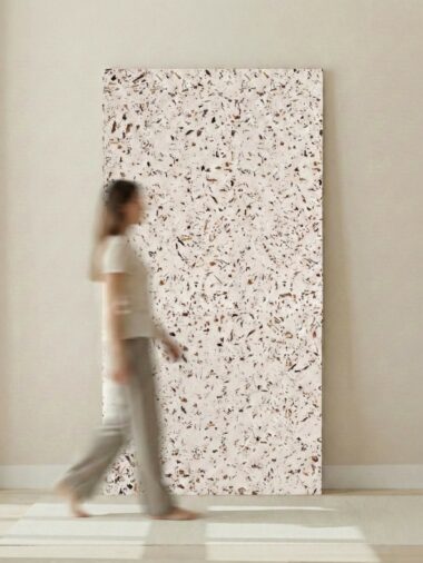 Panneau mural décoratif grand format en Terrazzo Vigne, illustrant une application élégante en architecture d'intérieur.