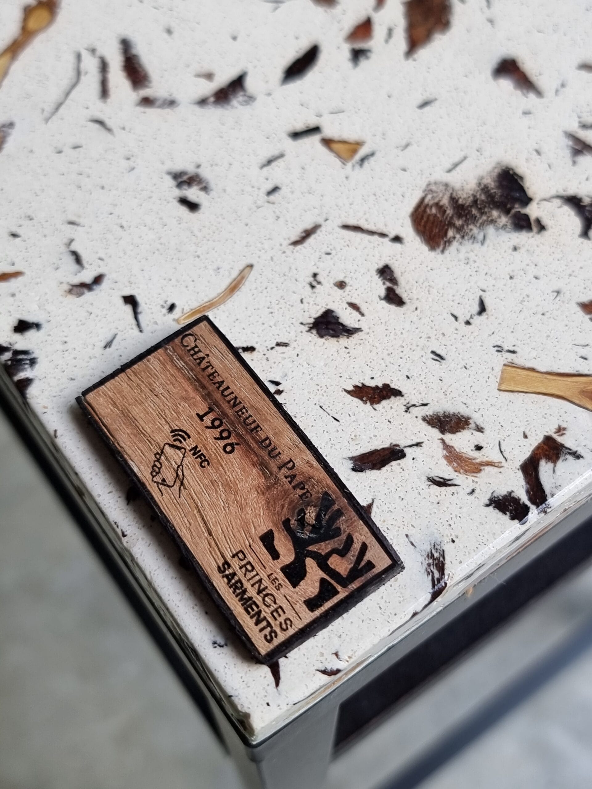 Détail de la puce RFID intégrée pour la traçabilité.